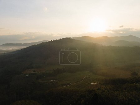 Téléchargez les photos : Aérien montagne pic lever de soleil tropical forêt tropicale ciel avec nuage nature paysage - en image libre de droit