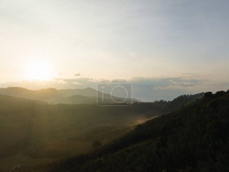 Foto de Montaña aérea pico amanecer selva tropical cielo con nubes naturaleza paisaje - Imagen libre de derechos