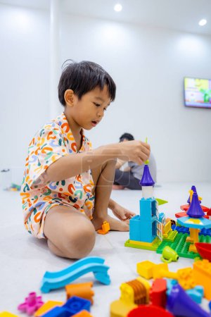Foto de Kindergarten niño niño jugar juguete bloque figura edificio aprendizaje juguete construcción sitio - Imagen libre de derechos