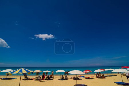 Téléchargez les photos : Chaise de plage sur mer plage vague ensoleillé jour ciel bleu nuage coucher de soleil vacances d'été Phuket Thaïlande - en image libre de droit
