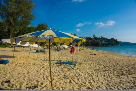 Téléchargez les photos : Chaise de plage sur mer plage vague ensoleillé jour ciel bleu nuage coucher de soleil vacances d'été Phuket Thaïlande - en image libre de droit
