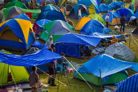 Téléchargez les photos : Groupe de tente de camping colorée sur colline montagne lever de soleil vue nature aventure - en image libre de droit