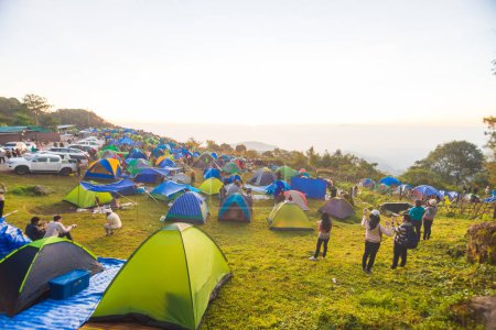 Téléchargez les photos : Groupe de tente de camping colorée sur colline montagne lever de soleil vue nature aventure - en image libre de droit