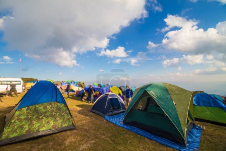 Téléchargez les photos : Camping tente Voyage groupe sur colline de haute montagne paysage d'été se détendre dans la nature - en image libre de droit