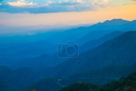Téléchargez les photos : Ciel couchant majestueux coloré avec nuage au sommet de la montagne nature paysage arbre forêt - en image libre de droit