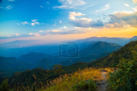 Téléchargez les photos : Ciel couchant majestueux coloré avec nuage au sommet de la montagne nature paysage arbre forêt - en image libre de droit