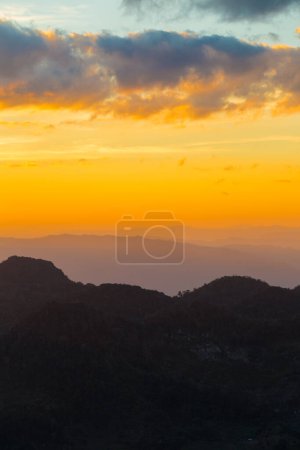 Téléchargez les photos : Coucher de soleil sur le sommet de la forêt tropicale de montagne nuage de ciel coloré, silhouette paysage nature - en image libre de droit