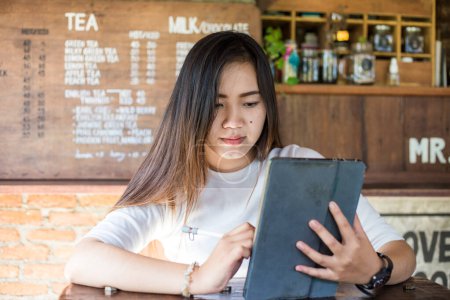 Téléchargez les photos : Business asiatique femme sittingin art café utiliser tablette pour entreprise communication technologie concept d'entreprise - en image libre de droit