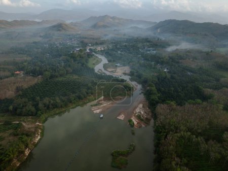 Téléchargez les photos : Vue aérienne canal rivière à travers forêt tropicale montagne matin lever du soleil nature paysage écologie système - en image libre de droit