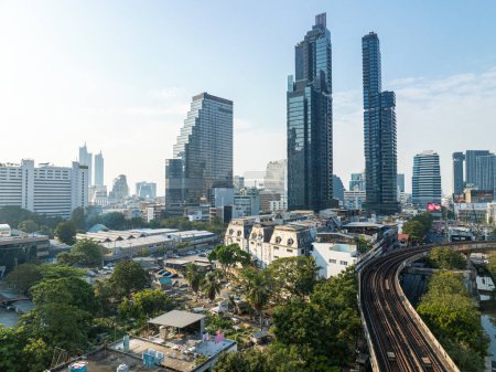 Téléchargez les photos : Vue Aérienne Bâtiment Moderne De Bureaux De La Ville Avec Train Ciel Silom line Sathorn centre-ville Financier Bangkok Thaïlande - en image libre de droit