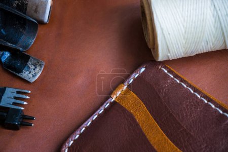 Téléchargez les photos : Portefeuille artisanal en cuir bifold espace de travail - en image libre de droit