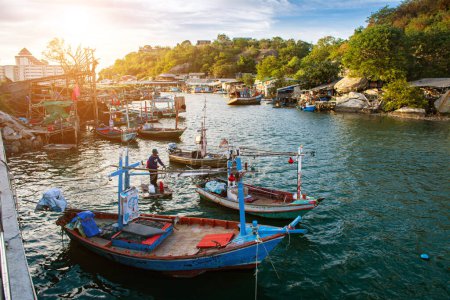 Téléchargez les photos : Village de pêcheurs et mode de vie des pêcheurs, bateaux, mer - en image libre de droit
