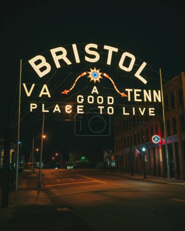 Téléchargez les photos : Bristol Virginie-Tennessee Slogan Connexion la nuit, Bristol, Virginie - en image libre de droit