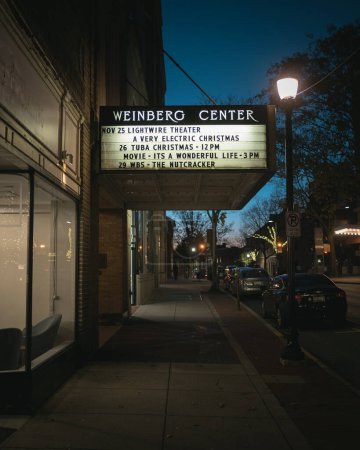 Foto de Señal del Centro Weinberg para las Artes por la noche, Frederick, Maryland - Imagen libre de derechos