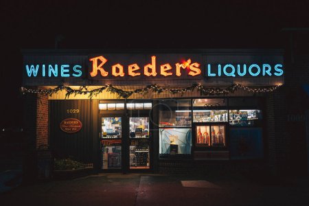 Téléchargez les photos : Raeders Wines & Liquors enseigne néon vintage la nuit, Albertson, New York - en image libre de droit