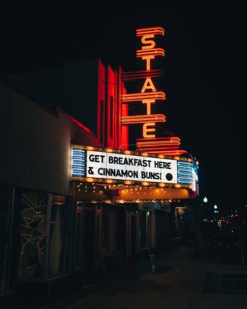 Téléchargez les photos : Panneau vintage du State Theatre la nuit, Culpeper, Virginie - en image libre de droit