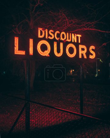 Téléchargez les photos : Discount liqueurs néon signe la nuit, Amagansett, New York - en image libre de droit