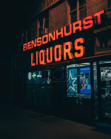 Téléchargez les photos : Panneau vintage Bensonhurst Liquors la nuit, Brooklyn, New York - en image libre de droit