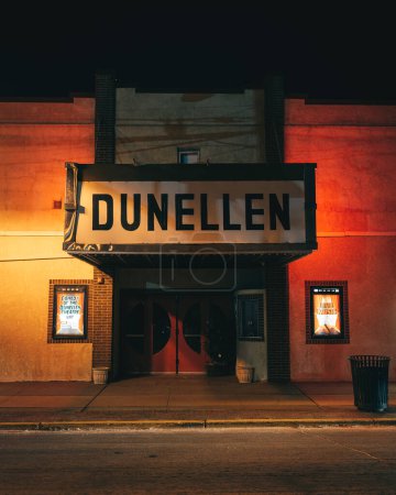 Téléchargez les photos : Dunellen Theatre vintage sign at night, Dunellen, New Jersey - en image libre de droit