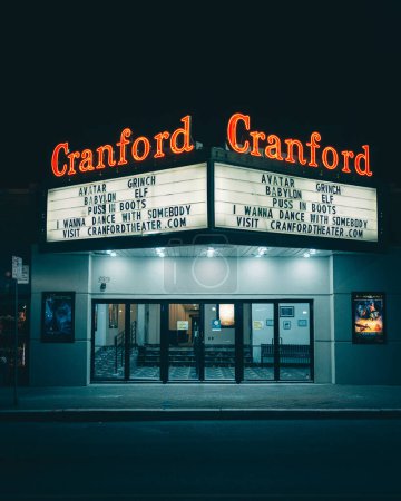 Téléchargez les photos : The Cranford Theater vintage sign at night, Cranford, New Jersey - en image libre de droit