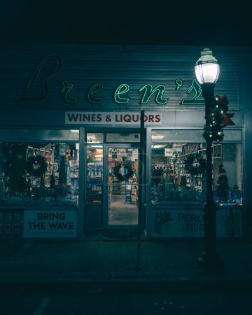 Téléchargez les photos : Breens Wines & Liquors vintage neon sign at night, Cranford, New Jersey - en image libre de droit