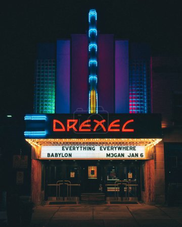 Foto de Drexel Theatre letrero de neón vintage por la noche, Bexley, Ohio - Imagen libre de derechos