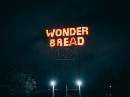 Téléchargez les photos : Wonder Bread Sign at night, Columbus, Ohio - en image libre de droit