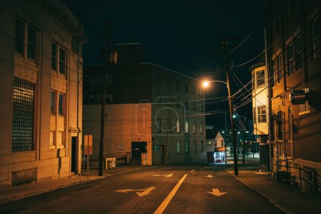 Téléchargez les photos : Night street scene, Parkersburg, West Virginia - en image libre de droit