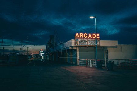 Téléchargez les photos : Arcade sign at night on the boardwalk, Wildwood, New Jersey - en image libre de droit