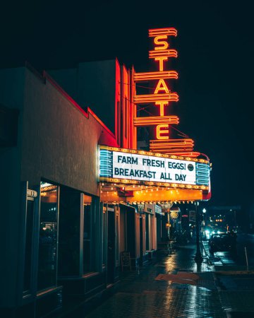 Téléchargez les photos : The State Theatre vintage néon sign, Culpeper, Virginie - en image libre de droit