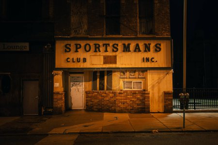 Foto de Señal del club Sportsmans por la noche, Wheeling, Virginia Occidental - Imagen libre de derechos