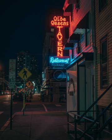 Foto de Señal de neón vintage de Olde Queens Tavern por la noche, New Brunswick, New Jersey - Imagen libre de derechos