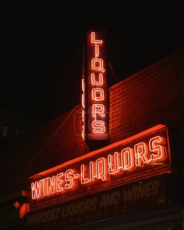 Téléchargez les photos : Marquez Liqueurs & Vins vintage néon signe la nuit, Yonkers, New York - en image libre de droit