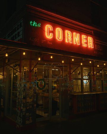Téléchargez les photos : "Panneau néon vintage The Corner la nuit, à La Esquina, Manhattan, New York - en image libre de droit