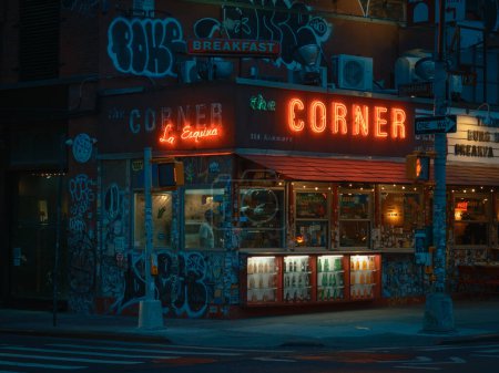 Téléchargez les photos : La Esquina "The Corner" enseigne au néon la nuit à Soho, Manhattan, New York - en image libre de droit