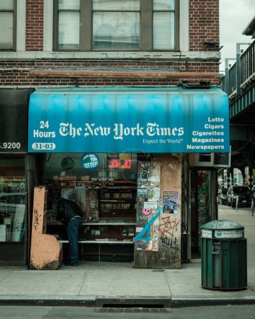 Téléchargez les photos : Kiosque à journaux du New York Times à Astoria, Queens, New York - en image libre de droit