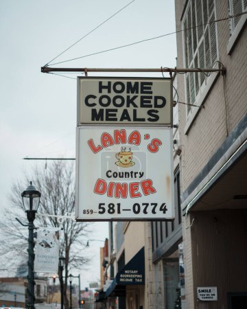 Téléchargez les photos : Lanas Diner enseigne vintage, Newport, Kentucky - en image libre de droit