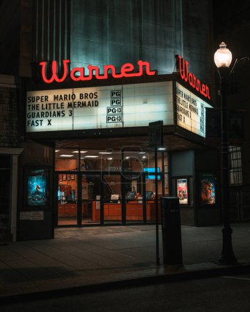 Téléchargez les photos : Bow Tie Cinemas Warner Theater enseigne vintage la nuit, Ridgewood, New Jersey - en image libre de droit