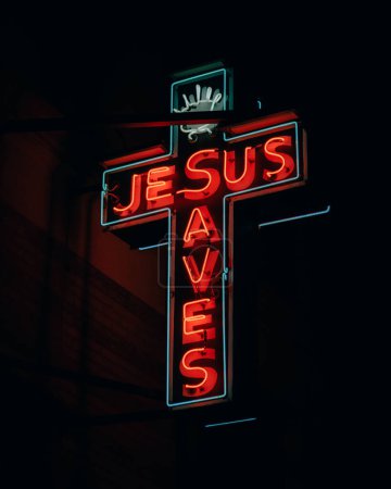 Téléchargez les photos : Jésus sauve une enseigne au néon la nuit à Market Street Mission, Morristown, New Jersey - en image libre de droit