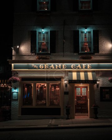 Téléchargez les photos : Le Grand Café la nuit, Morristown, New Jersey - en image libre de droit
