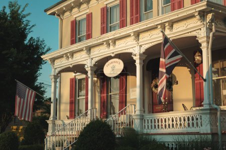 Foto de Casa con banderas británicas y americanas - Teaberrys Tea Room, Flemington, Nueva Jersey - Imagen libre de derechos