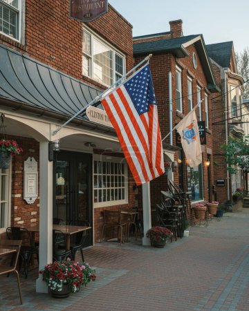 Téléchargez les photos : Un drapeau américain au centre-ville de Clinton, New Jersey - en image libre de droit