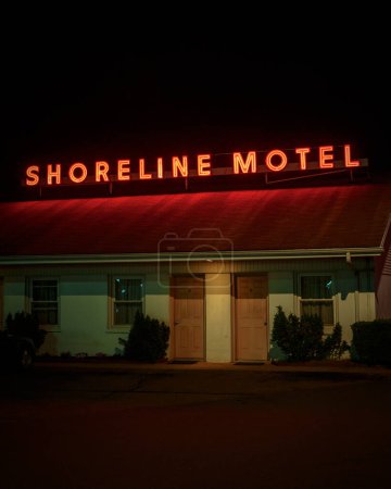 Téléchargez les photos : Panneau vintage Shoreline Motel la nuit, Milford, Connecticut - en image libre de droit