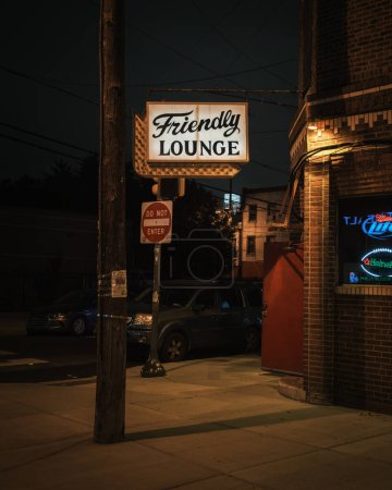 Téléchargez les photos : Panneau vintage Friendly Lounge la nuit, Philadelphie, Pennsylvanie - en image libre de droit
