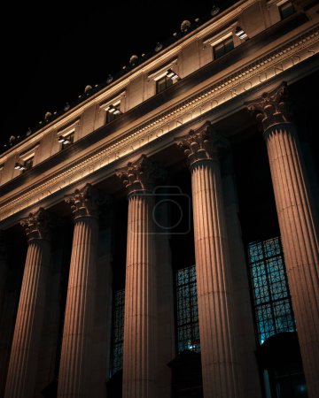 Foto de James A. Farley Building detalles arquitectónicos en la noche, Manhattan, Nueva York - Imagen libre de derechos