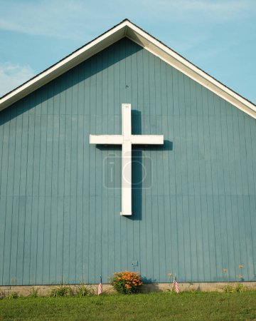 Téléchargez les photos : Une croix sur le côté d'une église à Ticonderoga, New York - en image libre de droit