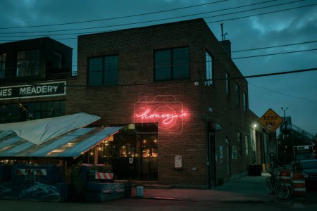 Téléchargez les photos : Panneau néon Honeys la nuit à Bushwick, Brooklyn, New York - en image libre de droit
