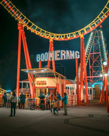 Foto de Montaña rusa Boomerang por la noche en el parque de atracciones Prater en Viena, Austria - Imagen libre de derechos
