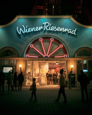 Foto de Entrada a la noria Wiener Riesenrad por la noche en el parque de atracciones Prater en Viena, Austria - Imagen libre de derechos