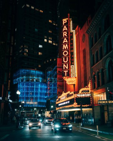 Téléchargez les photos : Panneau néon vintage Emerson Paramount Center la nuit à Boston, Massachusetts - en image libre de droit